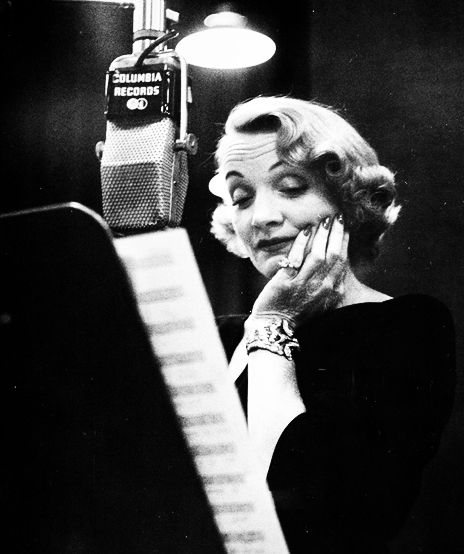 Verdura-Jewelry-Lily-Bracelet-Marlene-Dietrich-1952-Portrait